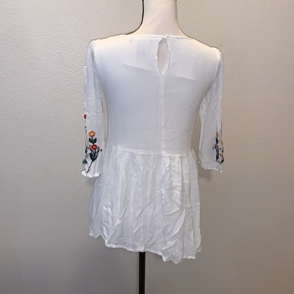 Forever 21 white embroidered floral 3/4 sleeve blouse - Picture 5 of 8